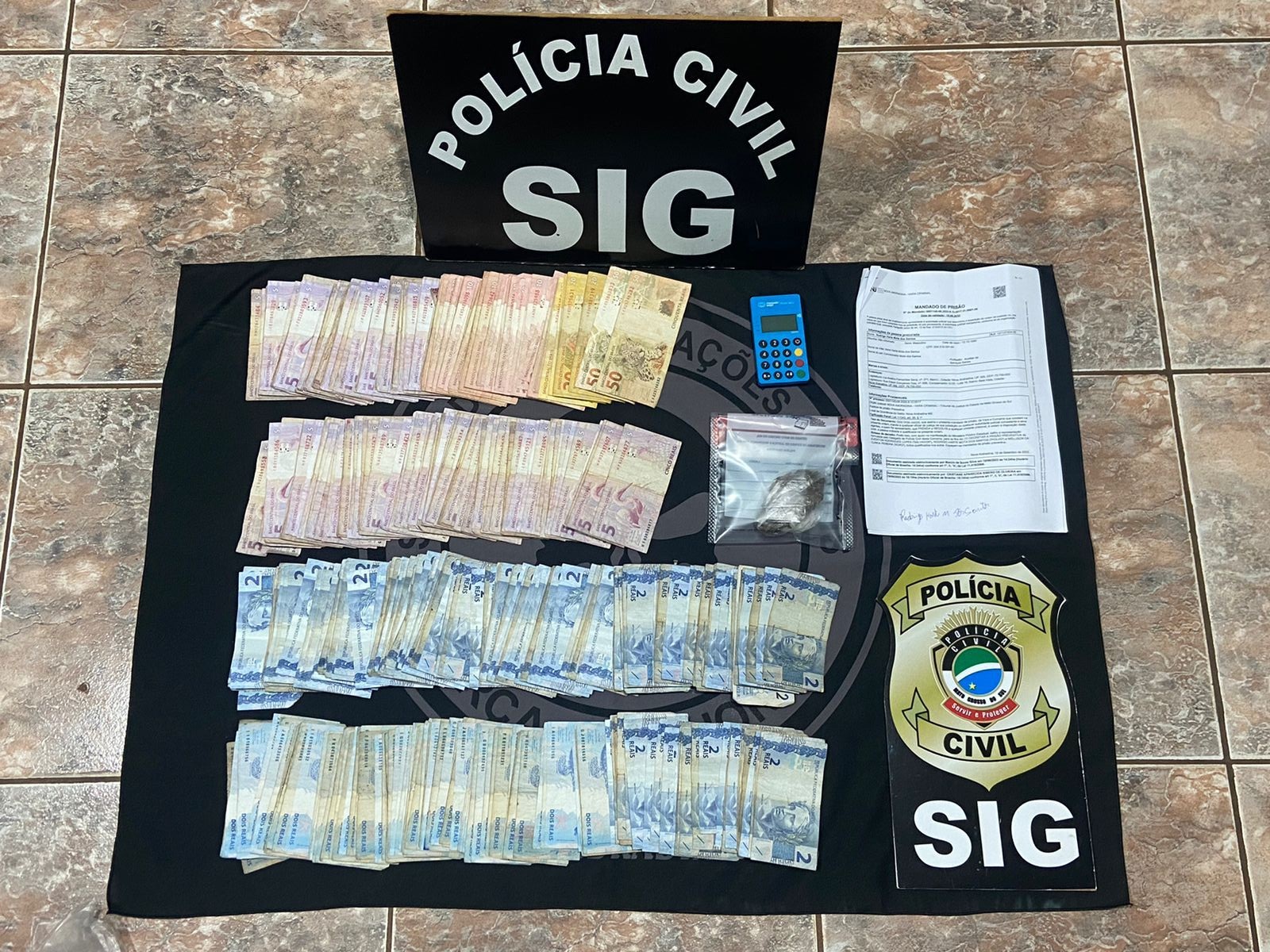 Dinheiro, droga e objeto apreendidos - Foto: Polícia Civil/Divulgação